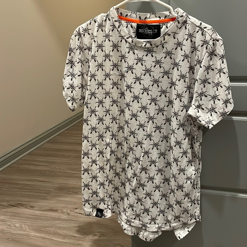 Curved Bottom - White Pattern Brooklyn Standard Shirt - Size M - Barely worn!